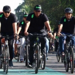 Wali Kota Kediri Abdullah Abu Bakar bersama Kapolresta AKBP Anthon Haryadi dan juga Kepala Dinas Perhubungan Ferry Djatmiko saat mencoba jalur sepeda.