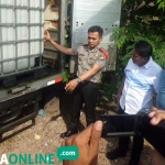 Kapolres saat meperlihatkan tandon di atas bak truk. foto: SOFFAN/ BANGSAONLINE
