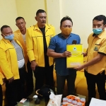 DAFTAR: Adam Rusydi (dua dari kanan) mendaftar calon Ketua DPD Partai Golkar Sidoarjo, Jumat (19/3/2021). foto: MUSTAIN/ BANGSAONLINE 