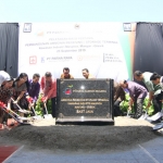 Gubernur Jatim bersama Komisaris Utama PT. PMS dan jajaran melakukan prosesi peletakan batu pertama/penimbunan tanah pembangunan ammonia receiving/storage terminal di Kawasan Industri Maspion, Manyar, Gresik. 