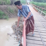 Jembatan Talun-Brak yang rusak akibat diterjang banjir.