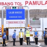 Presiden Joko Widodo meresmikan Jalan Tol Serpong - Cinere Ruas Serpong - Pamulang dan Jalan Tol Cengkareng - Batuceper - Kunciran, di Gerbang Tol (GT) Pamulang, Jalan Tol Serpong - Cinere.