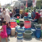 BPBD Gresik saat melakukan dropping air bersih ke salah satu desa yang mengalami krisis air bersih. foto: ist