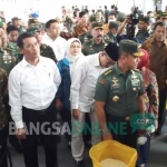 Menteri Pertanian (Mentan) RI, Andi Amran Sulaiman (baju putih tidak berkopyah) dan Kepala Staf TNI AD (KASAD) Jendral TNI Mulyono saat meninjau lokasi SP3T di Desa Denanyar, Kecamatan/Kabupaten Jombang, Jumat (27/1). foto: ROMZA/ BANGSAONLINE