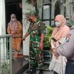 Satgas Covid-19 Desa Sidomulyo saat melakukan tracing ke rumah warga terkonfirmasi positif.