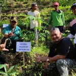 Ketua DPRD Kabupaten Kediri, Dodi Purwanto; Koordinator ARPL Kediri, Ari Purnomo Adi; dan Plt Kepala Dispertabun Kabupaten Kediri, Anang Widodo (berdiri), usai melakukan penanaman pohon di Dusun Kajar, Desa Kalipang. Foto: Ist