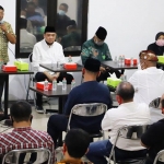 PAPARAN: Haji Masnuh memimpin rapat koordinasi 36 elemen relawan pendukung Kelana-Dwi Astutik di Waru, Sidoarjo, Selasa (22/9/2020) malam. (foto: ist).
