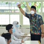 Dokumentasi Wali Kota Eri saat menjadi guru dalam simulasi sekolah tatap muka.