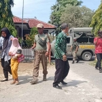 Petugas dari Satpol PP Pamekasan saat mengamankan bocah yang disuruh ibunya untuk mencari nafkah dengan mengamen.