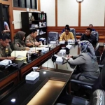 Komisi III DPRD saat menggelar hearing terkait PT Dwi Raksa bersama OPD Pemkab Gresik, beberapa waktu lalu. foto: syuhud/ bangsaonline