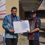 Wali Kota Kediri, Abdullah Abu Bakar, saat menyerahkan sertifikat cagar budaya kepada Kepala SMAN 1 Kediri, Widayat. Foto: Ist