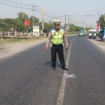 Kanit Laka Satlantas Polresta Sidoarjo AKP Sugeng Sulistiyono ketika melakukan olah TKP.