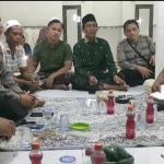 Kapolsek Palengaan AKP Syaiful Bahri saat mendatangi kediaman paman korban.