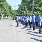 Bupati Sambari saat memimpin upacara. foto: SYUHUD/ BANGSAONLINE