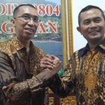 Salam persahabatan komando antara Dandim lama Kolonel Inf. Dani Indra Jaya dengan Dandim baru Kolonel Inf. Hasan Dasuki. Foto: HENDRO SUHARTONO/ BANGSAONLINE