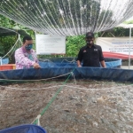 Salah satu warga desa dengan budidaya ikannya.