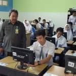 LANCAR: Kepala Diknas Sidoarjo Mustain Baladan saat memantau pelaksanaan UNBK di SMK Krian 1, Selasa (5/4/2016). foto: istimewa