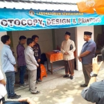 Gus Solah (bersarung) didampingi Gus Pur saat meninjau salah satu stand di Pujasera.