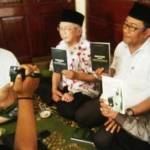 Gus Solah saat menunjukkan buku berjudul Buku Putih tentang Muktamar Hitam. foto: BANGSAONLINE