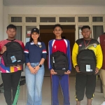 Wamenpar Ni Luh Puspa (tiga dari kiri) foto bersama Kepala SRMA 21 Prapti Wardani (kiri), Korkot PKH Surabaya Rezky Rahardjo (kanan) dan perwakilan siswa usai penyerahan bantuan tas sekolah secara simbolis. Foto: BANGSAONLINE
