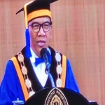 Prof Dr Yos Johan Utama, SH, Mhum, Rektor Universitas Diponegoro (Undip) Semarang saat menyampaikan pidato pada acara wisuda ke-172 di kampus Undip, Tambalang, Semarang, Selasa (14/11/2023). . Foto: M Mas