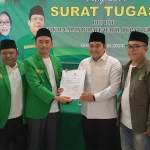 M Syahrul Munir (tiga dari kanan) menerima surat tugas dari Ketua PPP Gresik. Foto: SYUHUD/ BANGSAONLINE