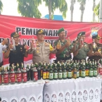 Kapolres Bangkalan didampingi forpimda menunjukkan barang bukti miras. foto: FAUZI/ BANGSAONLINE