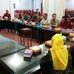 Sekwan menyambut kehadiran DPRD Kab. Bangli di ruang sidang.