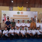 Foto bersama sesuai pelantikan pengurus KONI Pamekasan di Mandhapa Aghung Ronggosukowati