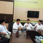 KONFERENSI PERS: FPKB DPRD Sidoarjo saat memberi tanggapan terkait pengesahan APBD 2020, Minggu (1/12). foto: MUSTAIN/ BANGSAONLINE