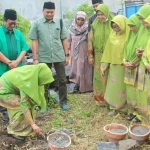 Ketua PC Muslimat NU Jember Nurul Kamila Rosyidi saat peletakan batu pembangunan mushola didampingi Nur Yasin (dua dari kiri) dan Ketua DPC PKB Jember (tiga dari kiri).