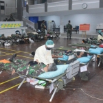 Prajurit Koarmada II saat mengikuti donor darah di Gedung Panti Tjahaya Armada.