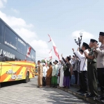 Pelepasan para calon jemaah haji menuju ke Asrama Haji Sukolilo, Surabaya.