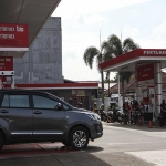 Ilustrasi foto mobil yang sedang mengisi bbm