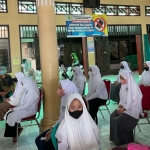 DPW NasDem Jatim mengawali kegiatan vaksinasi di Pondok Pesantren Zainul Hasan Genggong, Kabupaten Probolinggo. foto: ist.