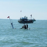 KM. Darussalam Kapal yang tenggelam di Dermaga Branta Pesisir, Kabupaten Pamekasan, hanya terlihat bagian atasnya.