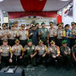 Gubernur Jatim Pakde Karwo foto bersama dengan Kapolda Jatim Irjen Pol Mahcfud Arifin, Pangdam V Brawijaya Mayjen TNI Arif Rahman dan seluruh Danrem, Kapolres dan Dandim se Jawa Timur.? Foto: ANATASIA N/BANGSAONLINE