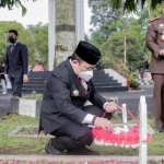 Bupati Hendy saat menggelar acara tabur bunga bersama di Taman Makam Pahlawan (TMP) Jember, Kecamatan Patrang.