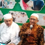 Wakil Rais Syuriah PWNU Jatim, KH Abdul Matin Djawahir (memegang mikrofon) saat memberi keterangan pers di kantor PWNU Jatim. foto: DIDI ROSADI/ BANGSAONLINE