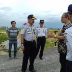 Kepala Dishub Bojonegoro, Iskandar meninjau jalan menuju Lapangan Kedung Keris, Desa Leran, Kecamatan Kalitidu.