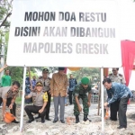 Bupati Gresik Sambari Halim Radianto bersama mantan Kapolres AKBP Boro Windu Danandito saat pemasangan plang. foto: SYUHUD/ BANGSAONLINE