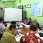 Suasana hearing antara pihak hotel Resor Tuban Tropis, DLH, Komisi A, dan LPKSM Rajakwesi.