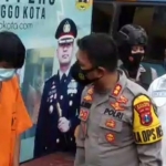 Ahmad Antoni (27), pelaku saat digelandang di Mapolres Probolinggo Kota. foto: sugianto/ bangsaonline.com