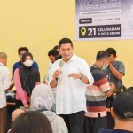 Wali Kota Kediri Abdullah Abu Bakar (pegang mik) saat meninjau OPM Ramadhan di Kelurahan Setonopande. Foto: Ist.