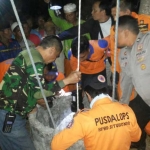 Proses evakuasi mayat oleh tim SAR. foto: MURSIDI/ BANGSAONLINE