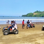 Suasana Pantai Midodaren Tulungagung di hari libur.