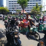 Ratusan driver online saat konvoi menuju Grahadi di Jalan Gubernur Suryo, Surabaya. foto: NANANG F/ BANGSAONLINE
