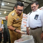 Pj Wali Kota Mojokerto, Moh. Ali Kuncoro, saat meninjau gudang beras.