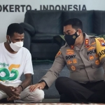 Kapolres Mojokerto AKBP Dony Alexander bersama mahasiswa asal Papua. (foto: ist)