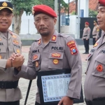 Kapolres Pamekasan, AKBP Hendra Eko Triyulianto, saat menyerahkan penghargaan untuk personel berprestasi dalam mengungkap kasus jambret maut yang sempat menggegerkan warga Desa Plakpak, Kecamatan Pegantenan.
